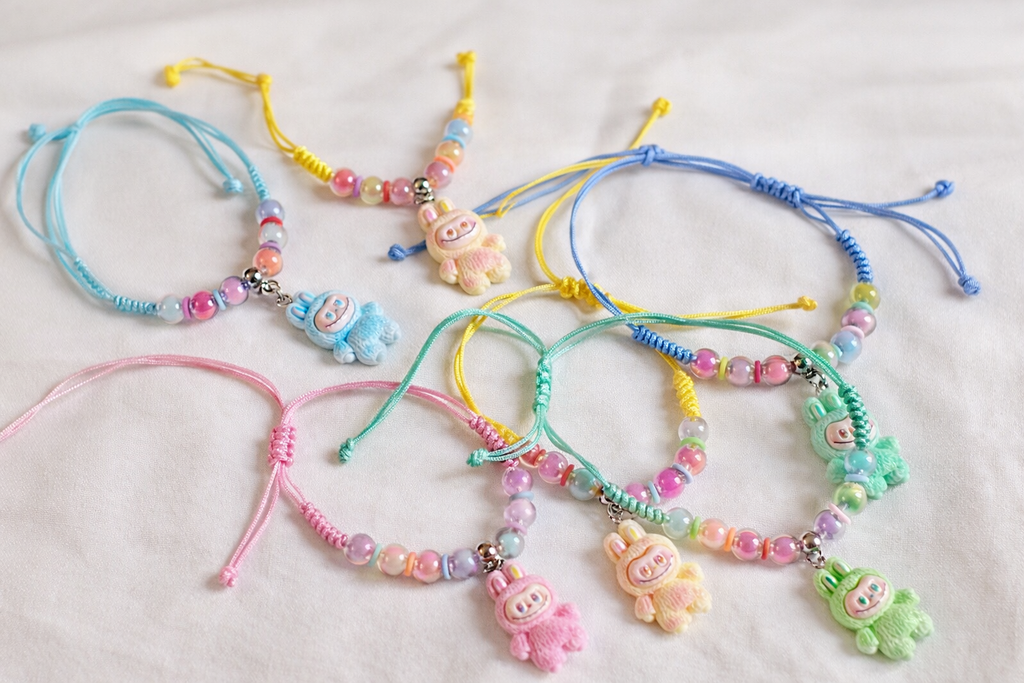 Søtt pastellarmbånd med figur – Perfekt gaveidé