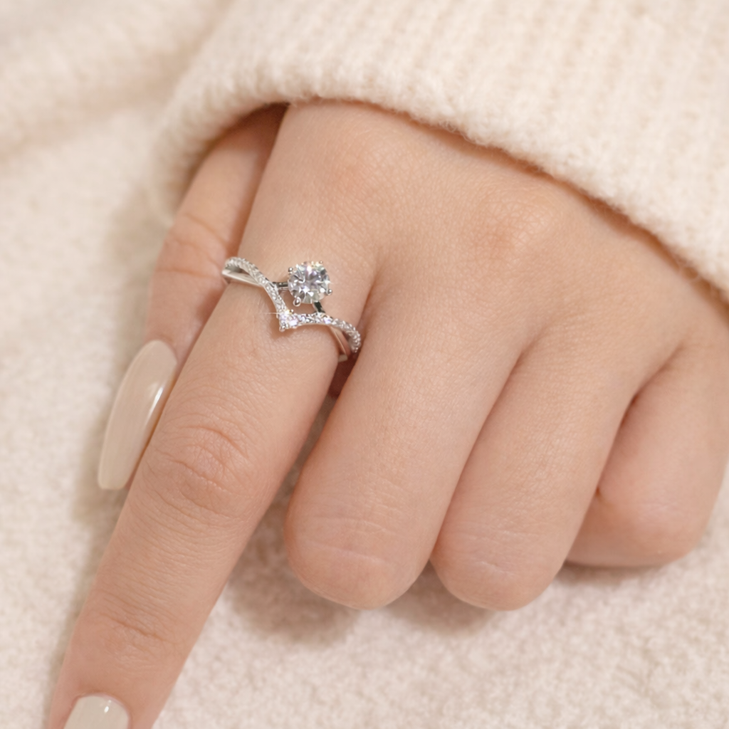 Aurora™ – Moissanite Solitærring i 925 Sølv