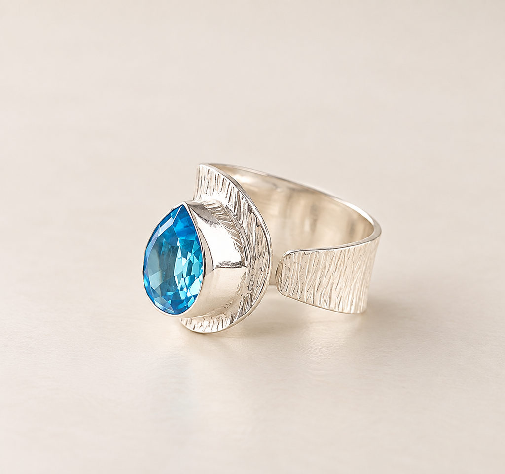 Blue Drop – 925 Sterling Sølv Ring med Sveitsisk Blå Topas | Håndlaget Sølvsmykke