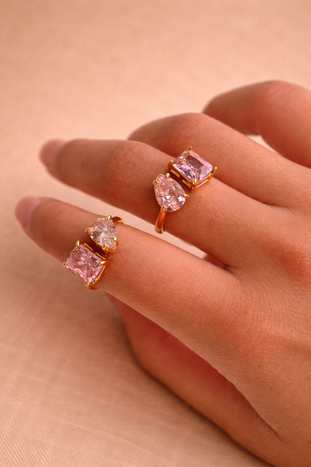 Åpen Ring i Titan med 18K Gullbelegg – Rosa & Grønn Zirkonia | GlitzGlow