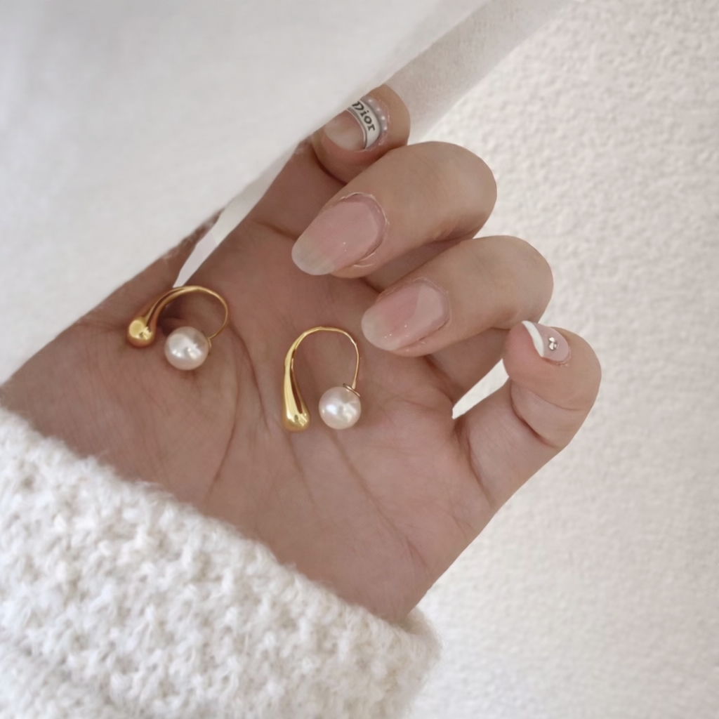 ✨ Pearl Curve Earrings – GlitzGlow