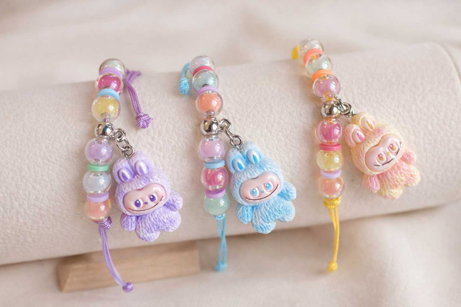Søtt pastellarmbånd med figur – Perfekt gaveidé
