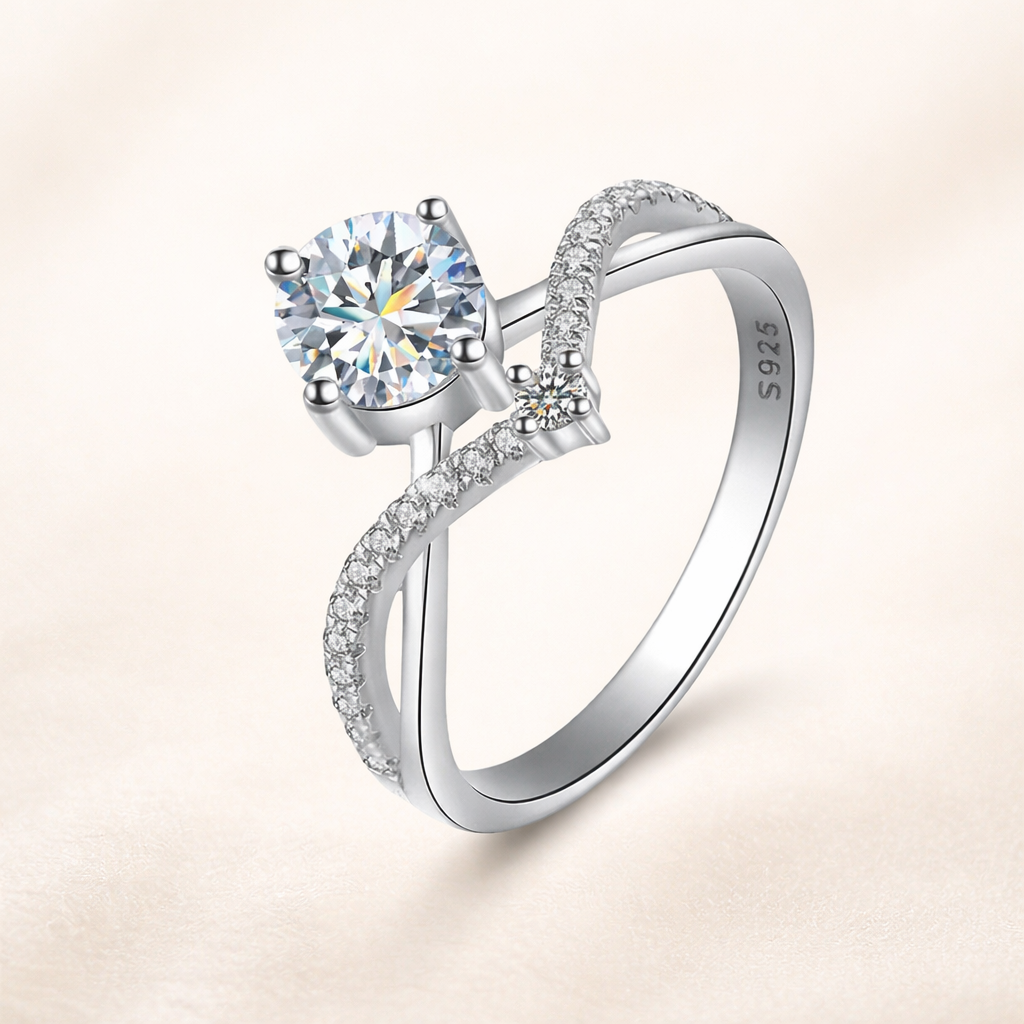 Aurora™ – Moissanite Solitærring i 925 Sølv