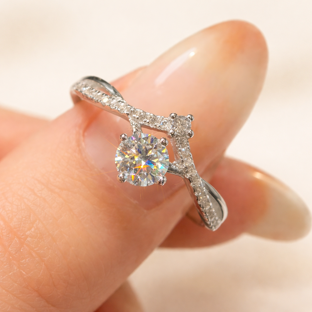 Aurora™ – Moissanite Solitærring i 925 Sølv