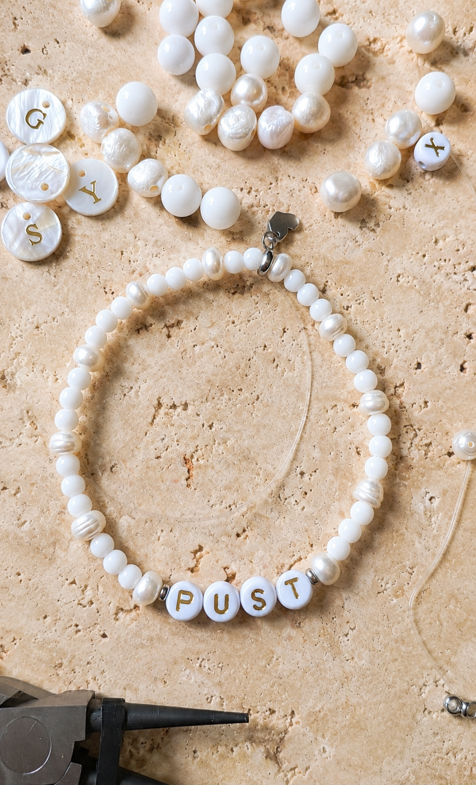 Armbånd PUST med Naturlige Perler – Håndlaget Sølvfarget |GlitzGlow