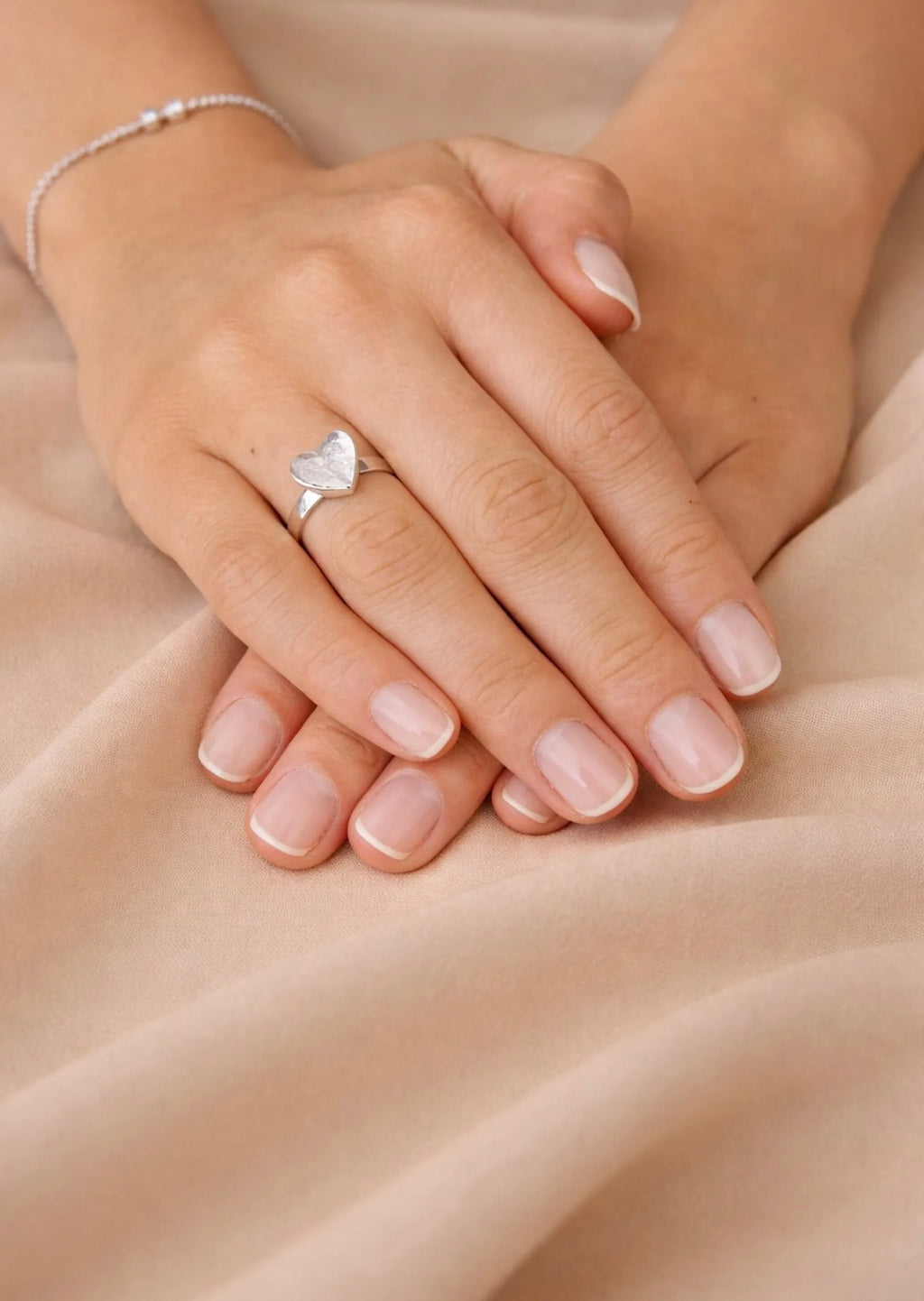 Bella Heart Ring i ekte sølv – justerbar minnering med personlig innhold