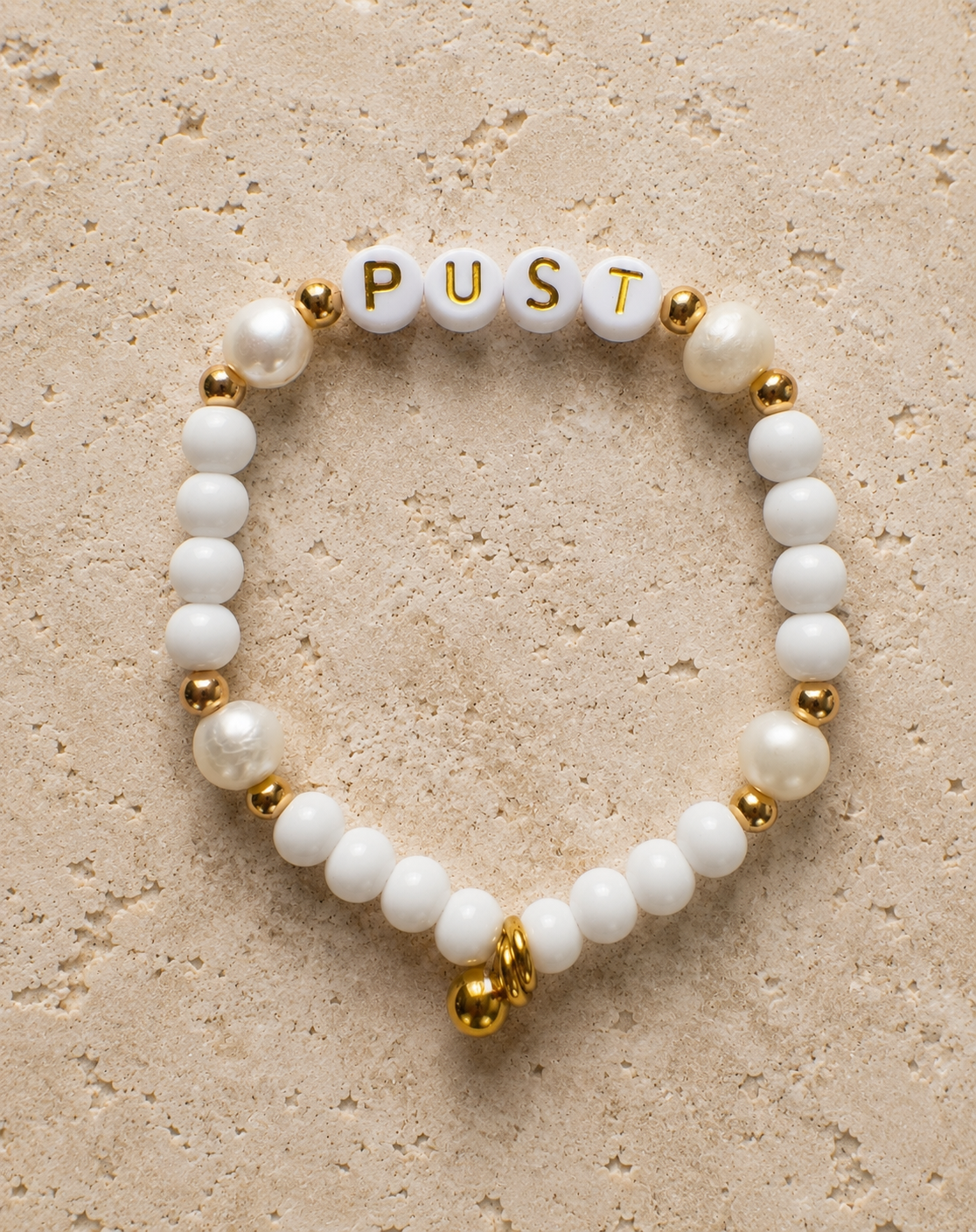 Pust armbånd med ferskvannsperler | GlitzGlow Atelier