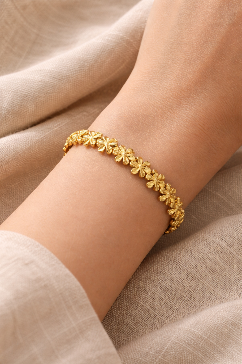 Blomsterarmbånd i Gullfarget Stål – Justerbar Armring for Dame