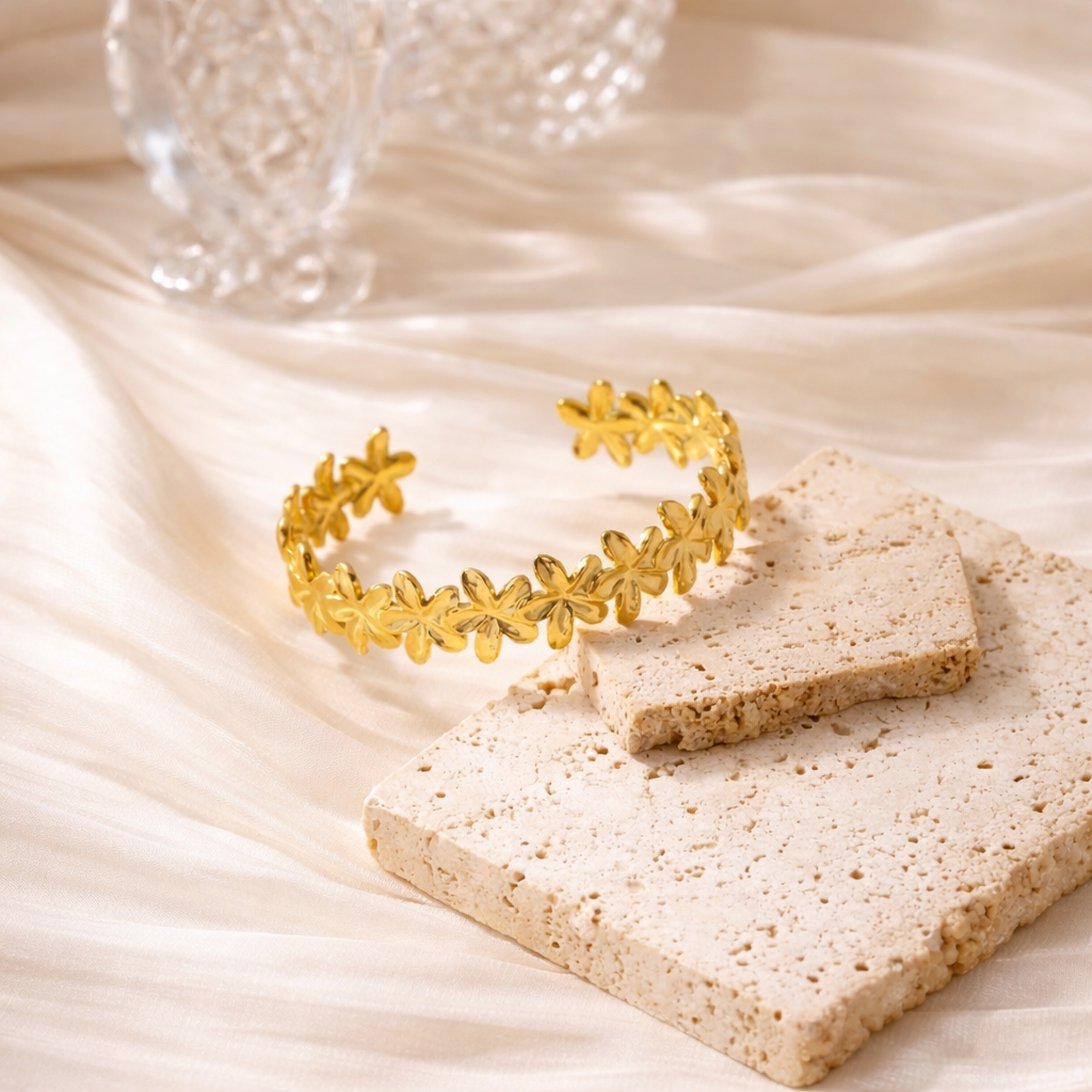 Blomsterarmbånd i Gullfarget Stål – Justerbar Armring for Dame
