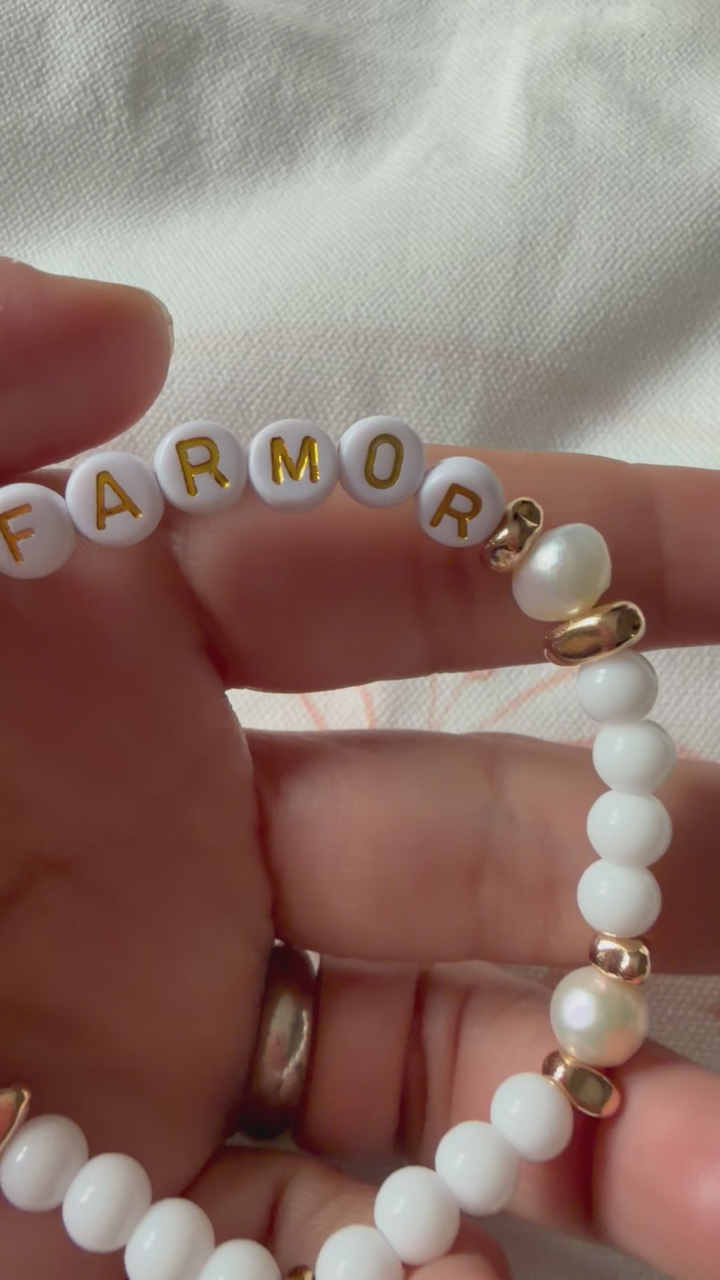 Farmor-armbånd med ferskvannsperler – personlig smykke og gave til bestemor