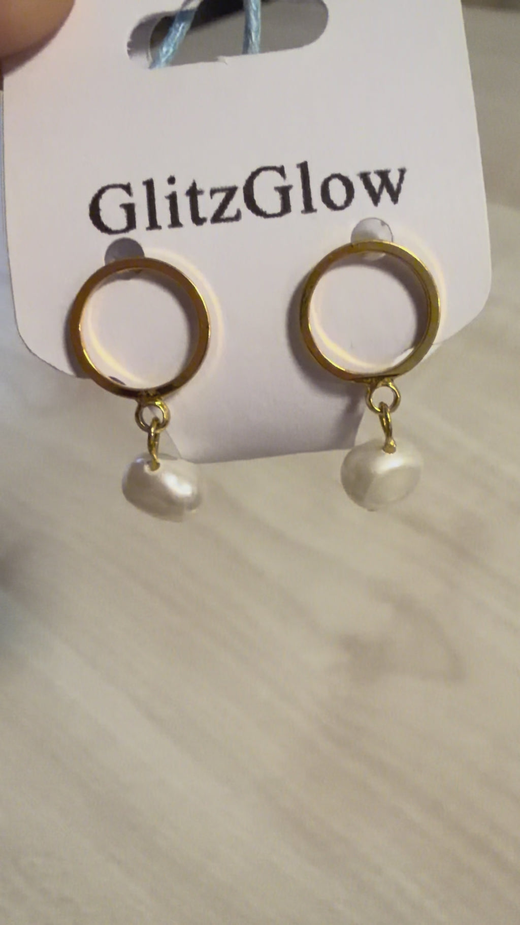 Perlering håndlagde øredobber fra GlitzGlow Atelier.