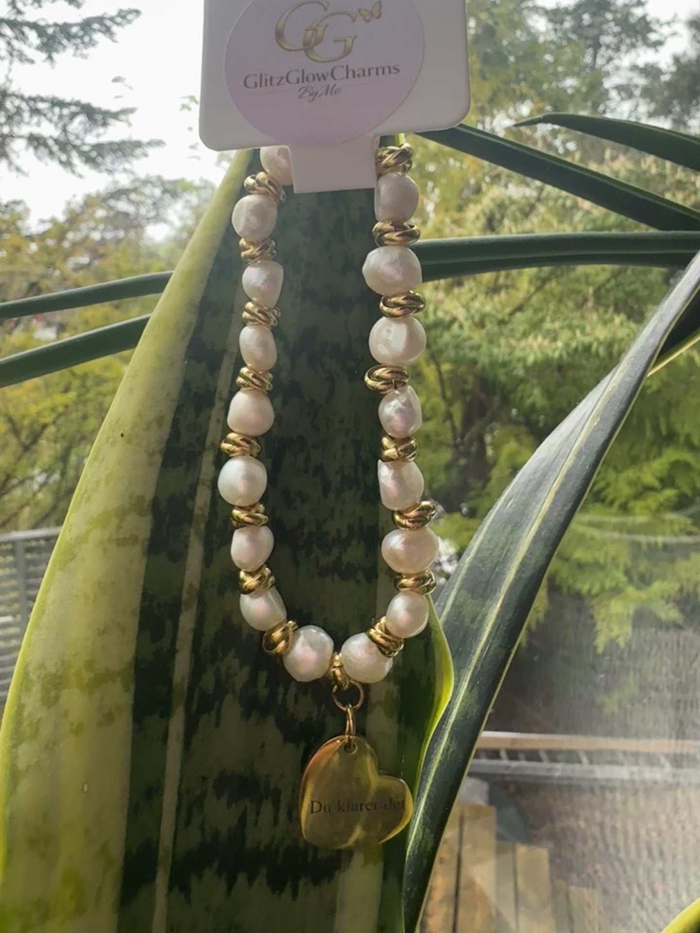 Håndlaget armbånd med tekst og ferskvannsperler | GlitzGlow Atelier