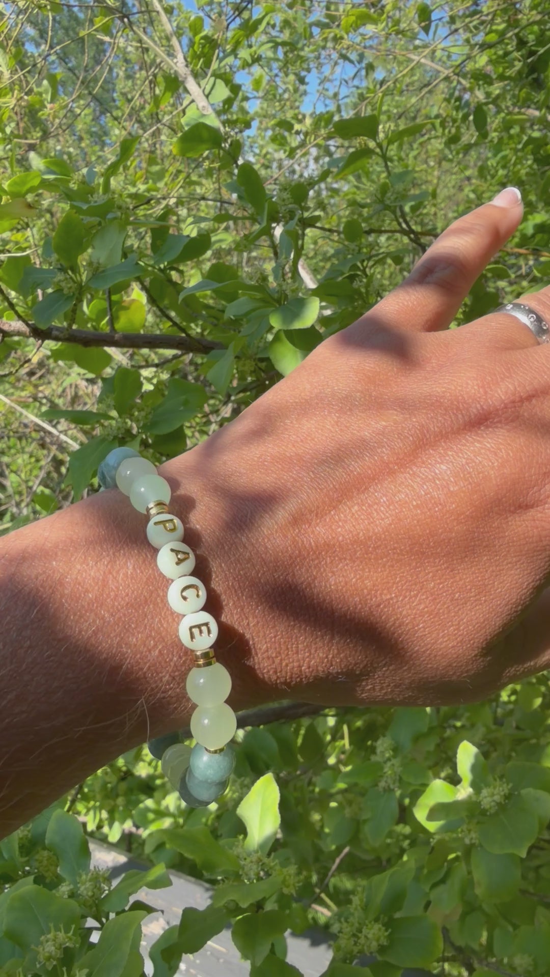 Find Your Pace – Håndlaget armbånd med jade og ferskvannsperler